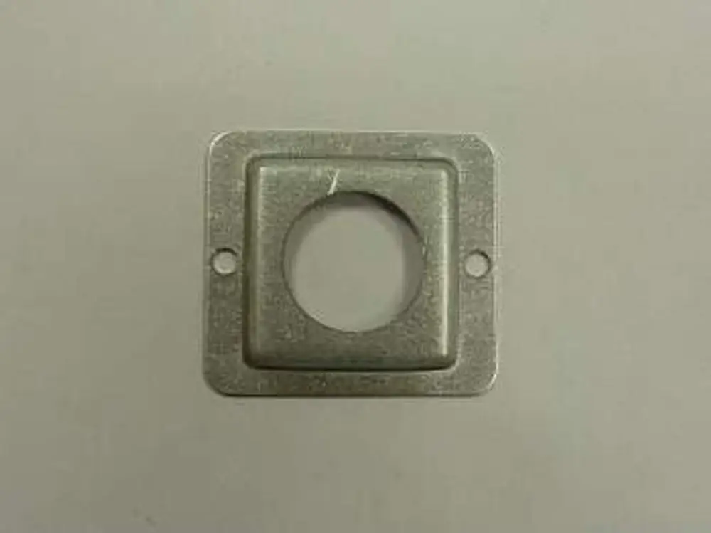 Metallische Halterung mit quadratischem Rahmen und zentralem Loch, typisch für Anwendungen im Heizungsbereich, möglicherweise von Remeha.